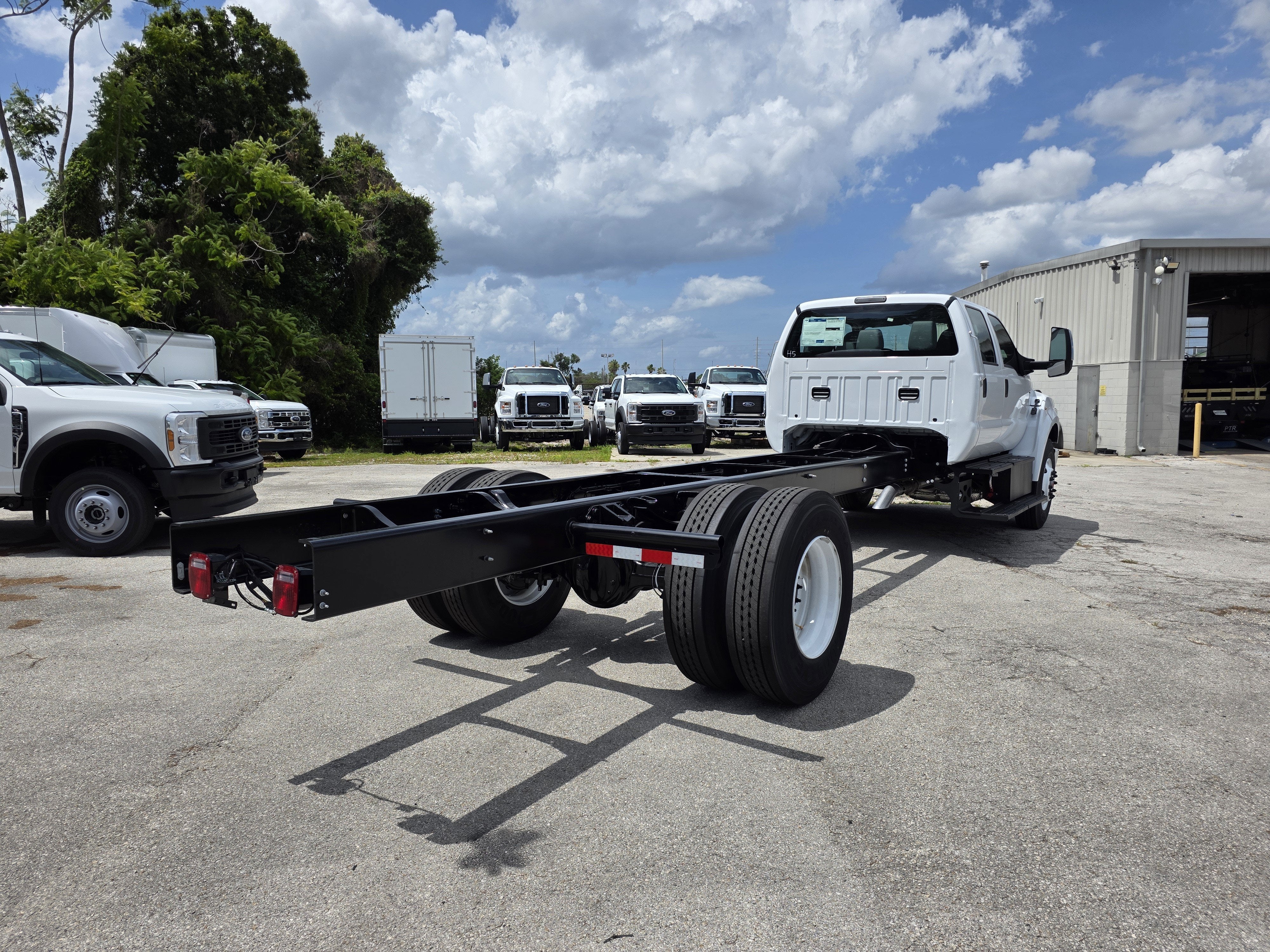 2027 Ford F-750 — detail view